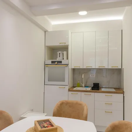 Apartment 14 & Free Parking Garage *