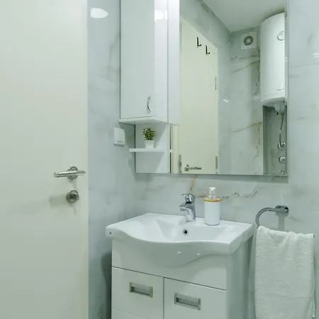 14 & Free Parking Garage *