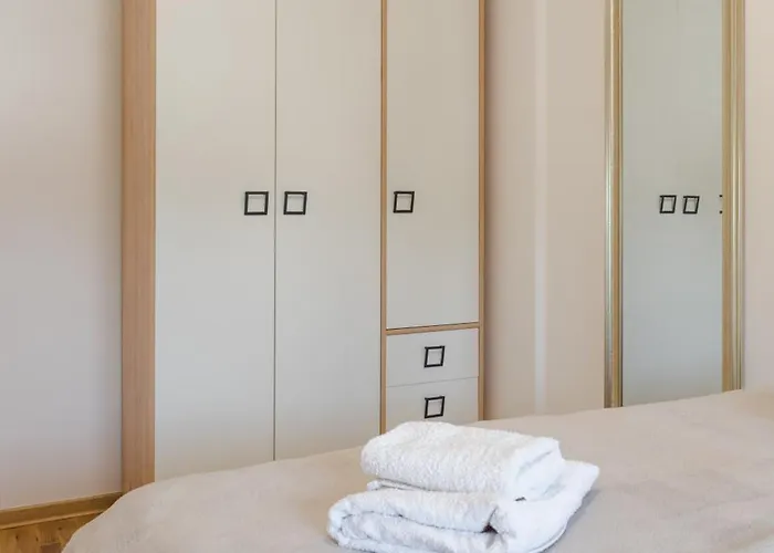 Apartman 14 & Free Parking Garage